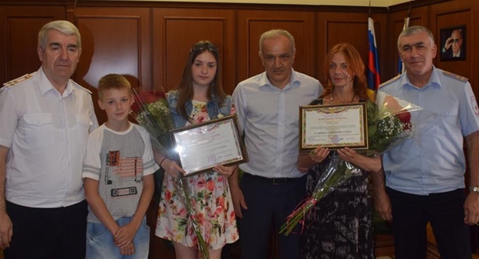 Глава Республики Дагестан Рамазан Абдулатипов встретился с автором поэмы, посвященной Герою России, офицеру Росгвардии Магомеду Нурбагандову
