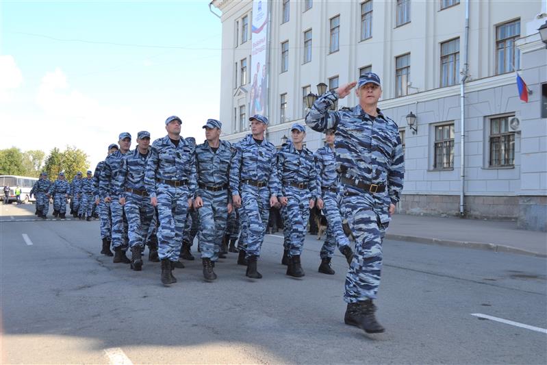 В г. Пскове впервые состоялся гарнизонный развод нарядов Росгвардии, заступающих на боевую службу по охране общественного порядка