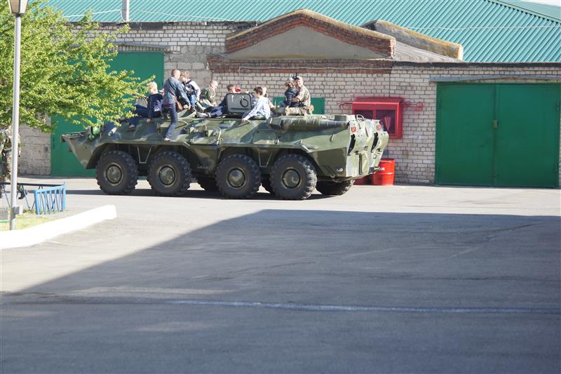 В Волгоградской области сотрудники ОМОНа Росгвардии провели «День открытых дверей» для несовершеннолетних детей