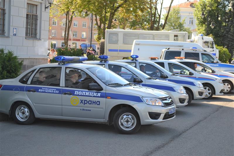 В г. Пскове впервые состоялся гарнизонный развод нарядов Росгвардии, заступающих на боевую службу по охране общественного порядка
