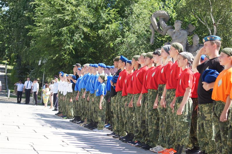 В Волгоградской области офицеры СОБРа Росгвардии провели занятия для детей из военно-патриотического лагеря