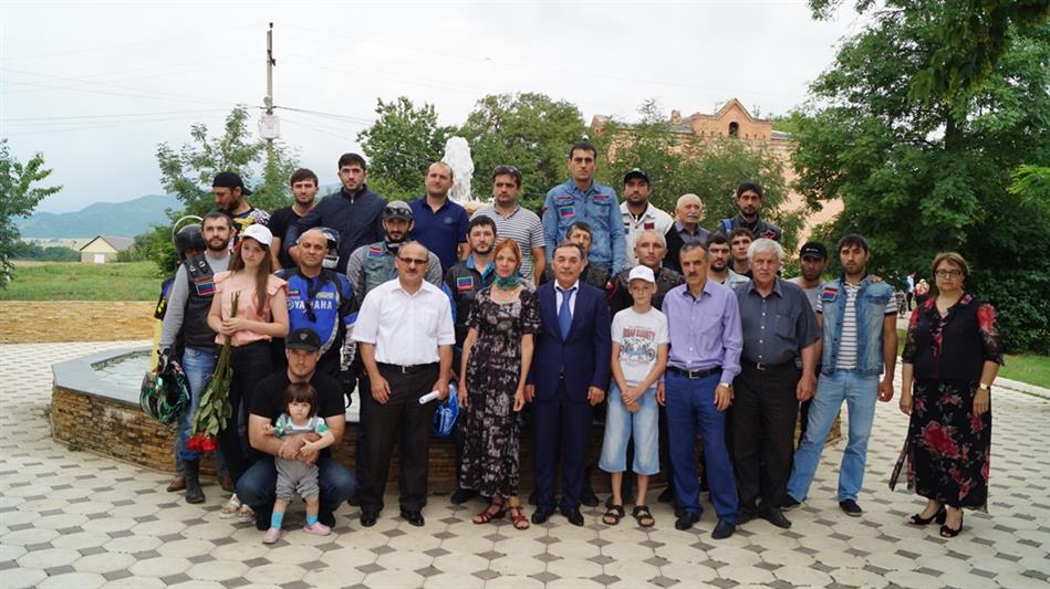 В Республике Дагестан проходят памятные мероприятия, посвященные сотруднику Росгвардии, Герою России Магомеду Нурбагандову и его брату, погибшим от рук вооруженных преступников 