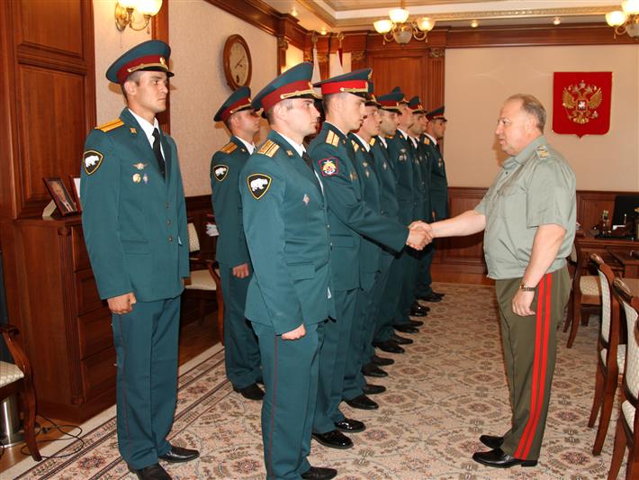 Командующий Сибирским округом войск национальной гвардии РФ встретился с выпускниками военных вузов, получившими первое офицерское назначение