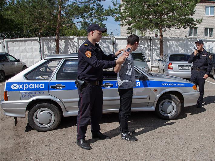 В г. Казани сотрудники Росгвардии задержали гражданина, подозреваемого в совершении грабежа с применением насилия