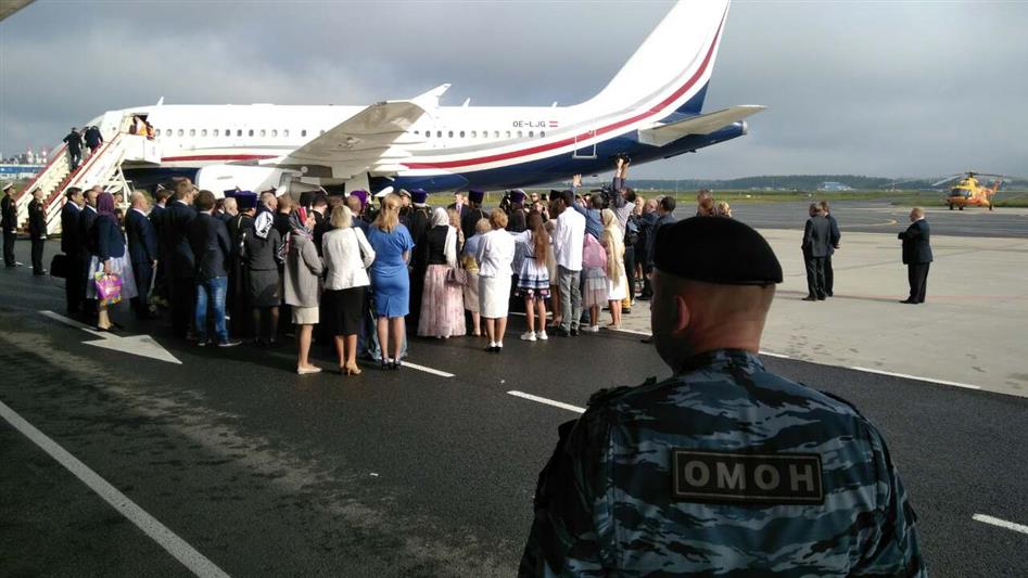 Сотрудники Росгвардии обеспечили прибытие мощей Святого Николая Чудотворца в Александро-Невскую лавру и надежную охрану святыни (видео)