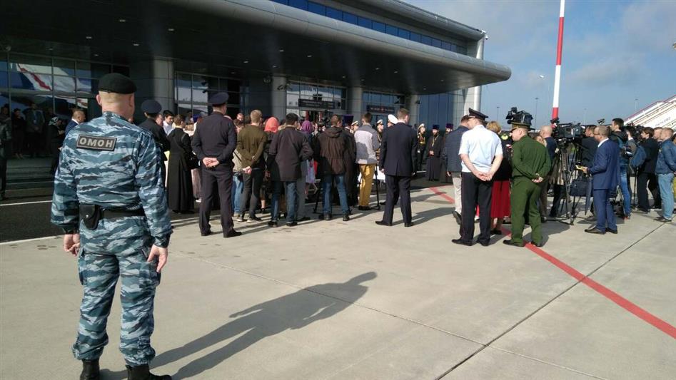 Сотрудники Росгвардии обеспечили прибытие мощей Святого Николая Чудотворца в Александро-Невскую лавру и надежную охрану святыни (видео)
