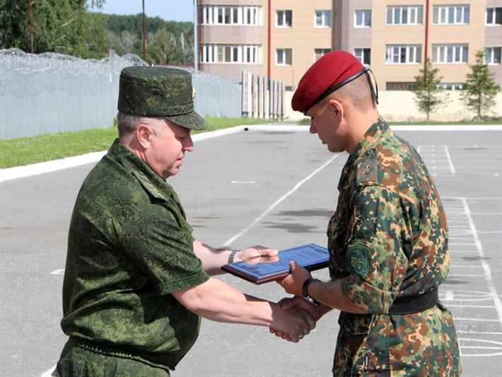 Командующий Сибирским округом наградил военнослужащих отряда специального назначения «Ермак», отличившихся при выполнении служебно-боевых задач