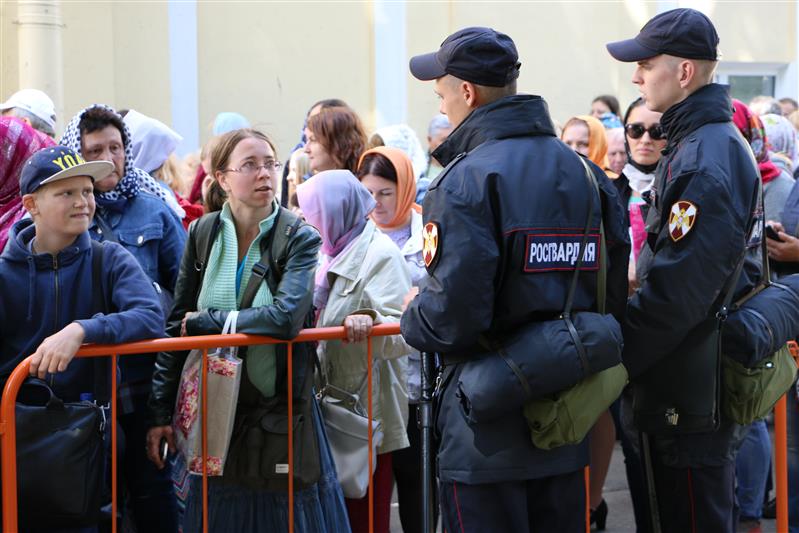 В г. Санкт-Петербурге военнослужащие и сотрудники Северо-Западного округа Росгвардии выполнили задачи по охране общественного порядка и обеспечению общественной безопасности в период пребывания мощей Святого Николая Чудотворца 