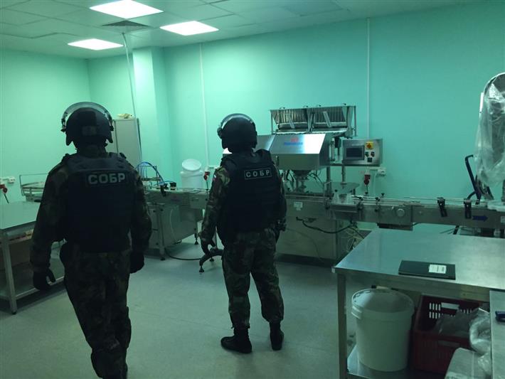 В г. Санкт-Петербурге сотрудники СОБРа Росгвардии оказали силовую поддержку сотрудникам полиции при проведении следственных мероприятий 
