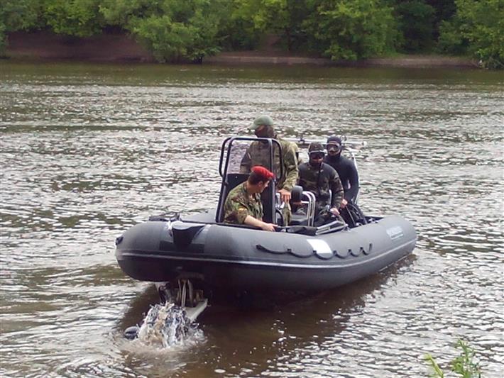 Боевые пловцы Росгвардии обнаружили оружейный арсенал на дне Москва-реки (видео)