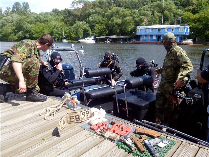 Боевые пловцы Росгвардии обнаружили оружейный арсенал на дне Москва-реки (видео)