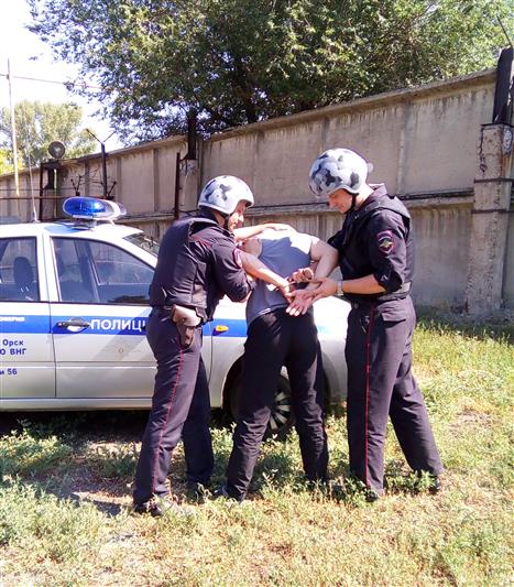 В г. Орске сотрудники Управления Росгвардии по Оренбургской области задержали гражданина за незаконное хранение наркотиков 