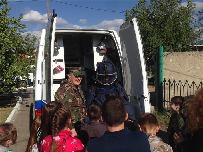 В Волгоградской области сотрудники ОМОНа Росгвардии провели «День открытых дверей» для несовершеннолетних детей