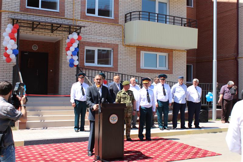 В г. Назрани более 300 семей военнослужащих полка оперативного назначения  Северо-Кавказского округа Росгвардии получили ключи от новых квартир
