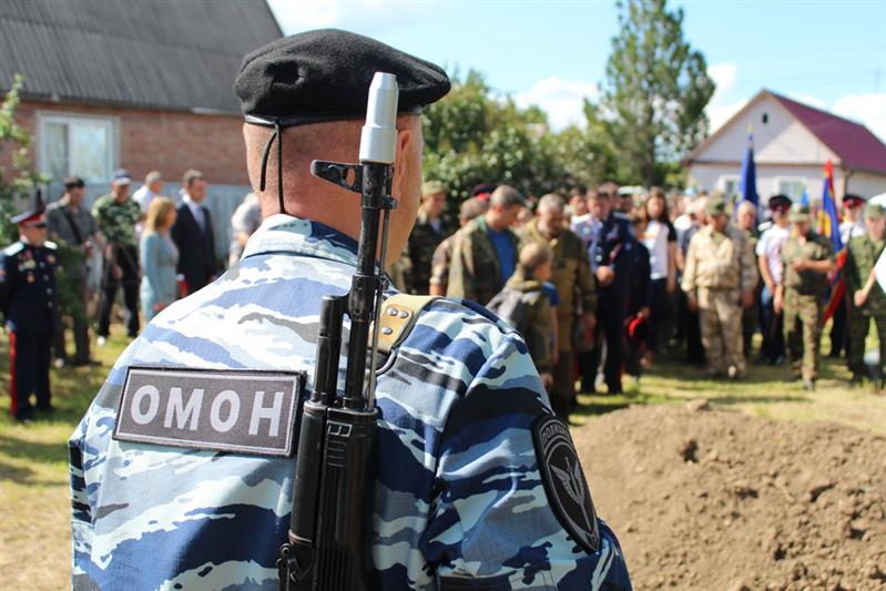 В Ростовской области бойцы таганрогского ОМОНа Росгвардии приняли участие в перезахоронении останков солдат, погибших в годы Великой Отечественной войны