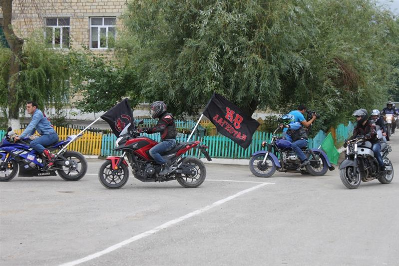 В Республике Дагестан проходят памятные мероприятия, посвященные сотруднику Росгвардии, Герою России Магомеду Нурбагандову и его брату, погибшим от рук вооруженных преступников 