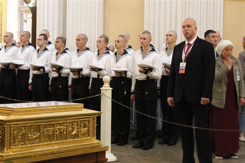 В г. Санкт-Петербурге военнослужащие и сотрудники Северо-Западного округа Росгвардии выполнили задачи по охране общественного порядка и обеспечению общественной безопасности в период пребывания мощей Святого Николая Чудотворца 