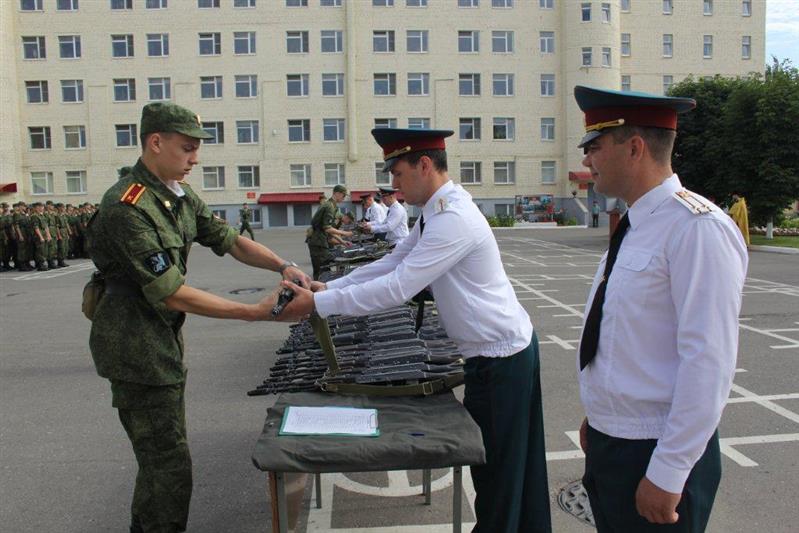 В Саратовском военном ордена Жукова Краснознаменном институте войск национальной гвардии РФ состоялось вручение оружия курсантам 1-го курса