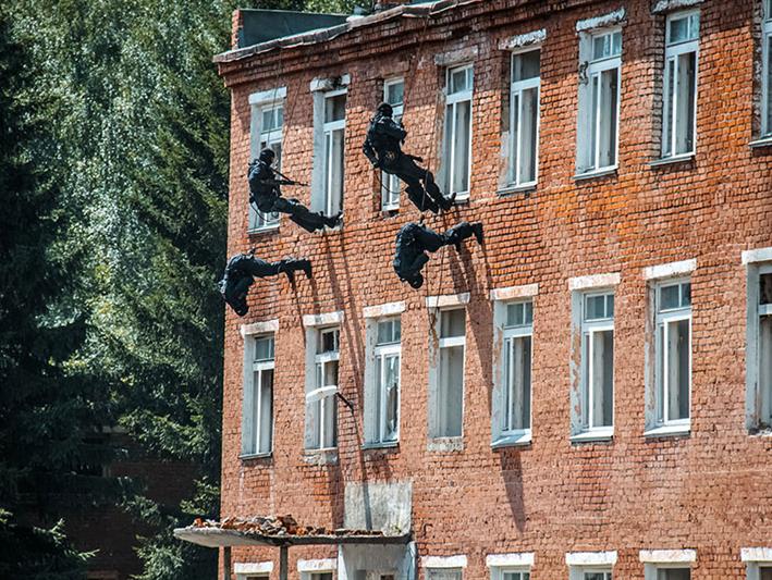 Бойцы отряда специального назначения «Кузбасс» Сибирского округа войск национальной гвардии РФ и СОБРа Управления Росгвардии по Кемеровской области приняли участие в совместном антитеррористическом учении