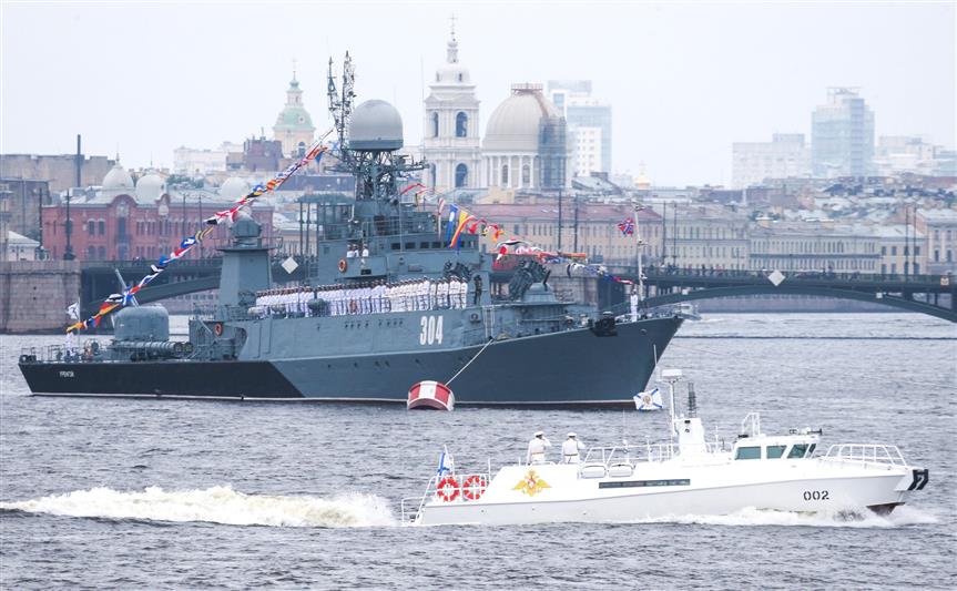 В городе Санкт-Петербурге военнослужащие и сотрудники Росгвардии обеспечили безопасность Главного военно-морского парада