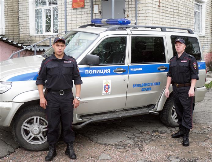 В Хабаровском крае сотрудники Росгвардии спасли из горящего дома двух детей и женщину-инвалида