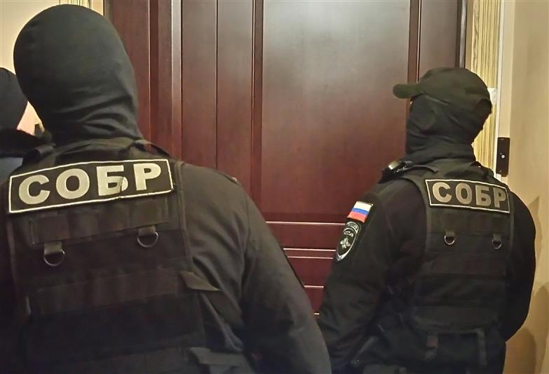 В Новгородской области сотрудники СОБРа Росгвардии оказали силовую поддержку полицейским при проведении следственных мероприятий 