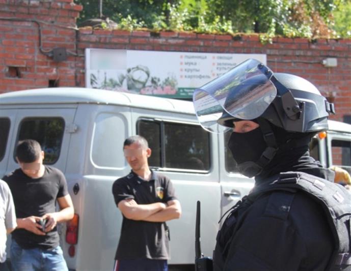 В г. Томске бойцы СОБРа Росгвардии оказали силовую поддержку сотрудникам полиции в выявлении и задержании нарушителей миграционного законодательства