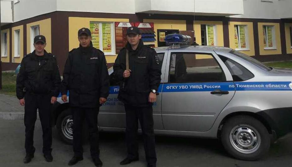 В Тобольске сотрудники Росгвардии совместно с полицейскими и пожарными эвакуировали жителей горящего дома, а затем задержали подозреваемого в его поджоге