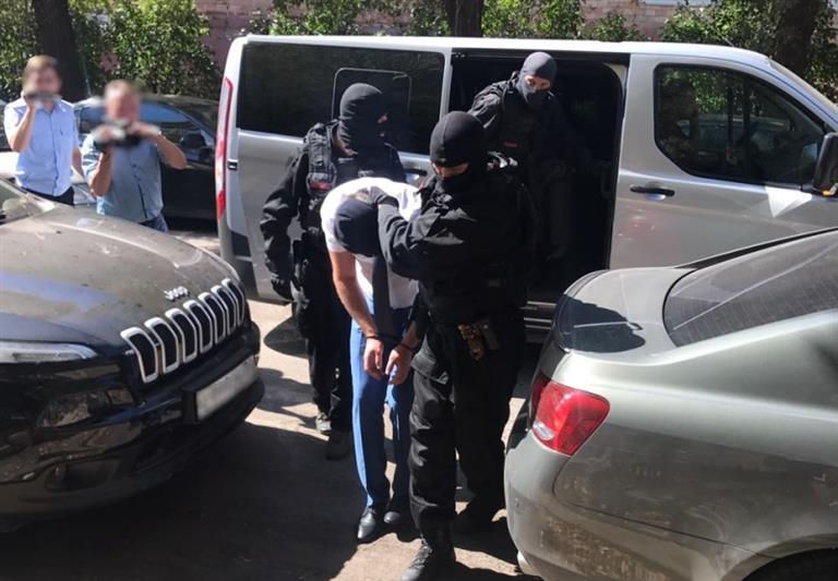 В Волгограде при силовой поддержке сотрудников СОБРа Росгвардии задержаны подозреваемые в получении взятки в особо крупном размере
