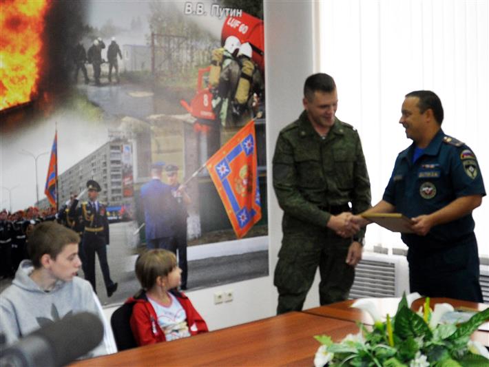 В Томской области наградили военнослужащего Росгвардии, спасшего выпавшую из окна девочку