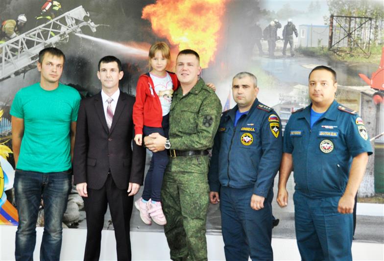 В Томской области наградили военнослужащего Росгвардии, спасшего выпавшую из окна девочку