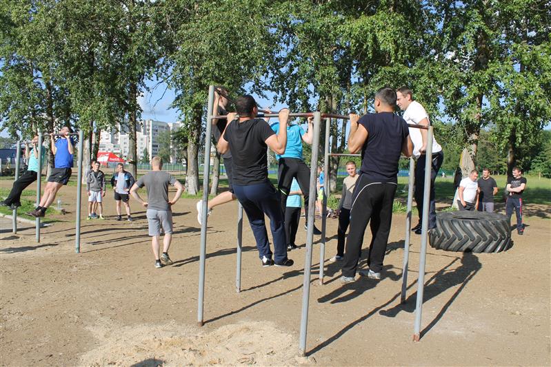 В Вологодской области сотрудники Росгвардии в преддверии Дня физкультурника в рамках городской акции «Неделя спорта» провели открытую тренировку по различным видам единоборств