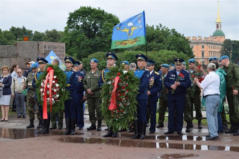 Военнослужащие и сотрудники Северо-Западного округа Росгвардии обеспечили охрану общественного порядка в День десантника