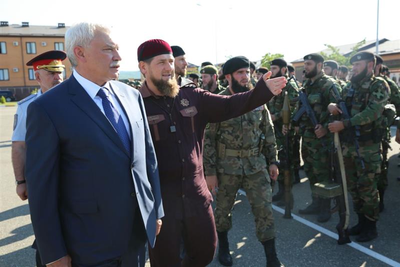 Делегация из Санкт-Петербурга во главе с губернатором Георгием Полтавченко посетила учебно-тренировочный центр СОБРа Росгвардии в селе Центорой Чеченской Республики 