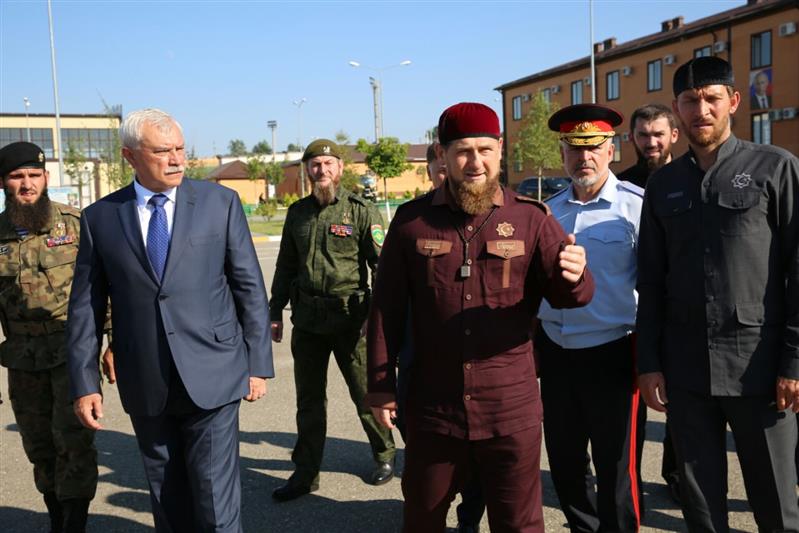 Делегация из Санкт-Петербурга во главе с губернатором Георгием Полтавченко посетила учебно-тренировочный центр СОБРа Росгвардии в селе Центорой Чеченской Республики 
