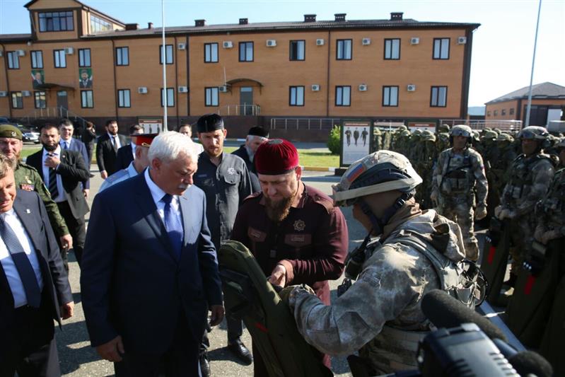 Делегация из Санкт-Петербурга во главе с губернатором Георгием Полтавченко посетила учебно-тренировочный центр СОБРа Росгвардии в селе Центорой Чеченской Республики 