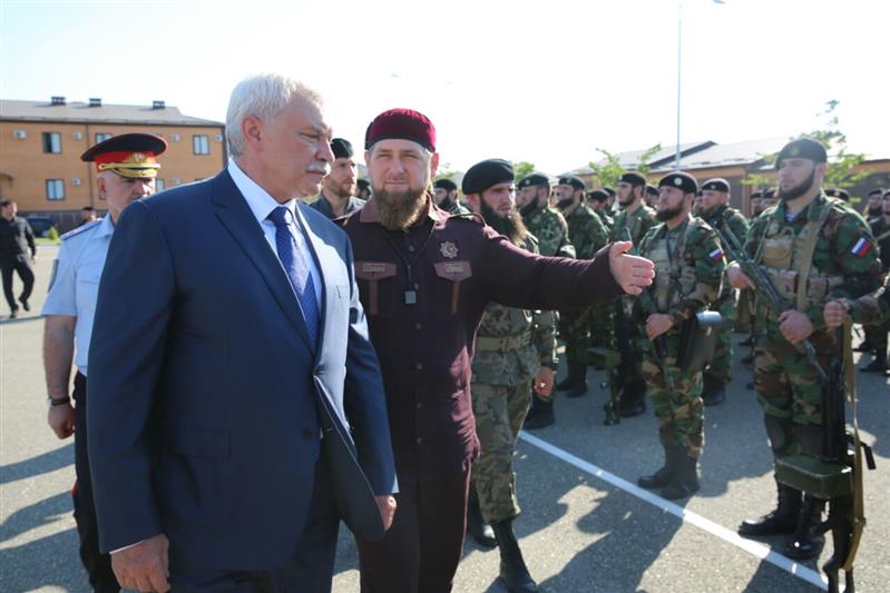 Делегация из Санкт-Петербурга во главе с губернатором Георгием Полтавченко посетила учебно-тренировочный центр СОБРа Росгвардии в селе Центорой Чеченской Республики