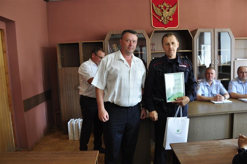 В Ижевске руководители управления безопасности Удмуртского отделения «Сбербанка России» поблагодарили сотрудников Росгвардии, задержавших грабителя