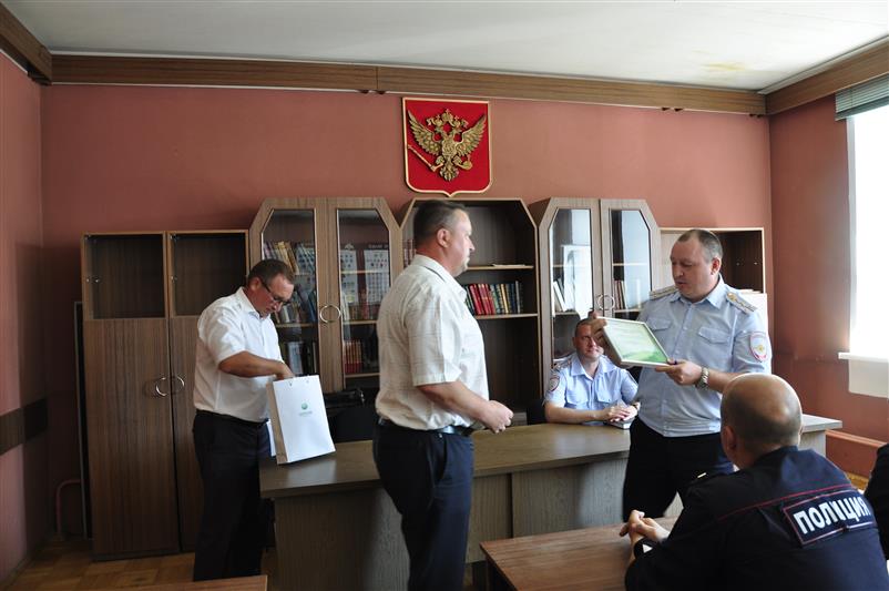 В Ижевске руководители управления безопасности Удмуртского отделения «Сбербанка России» поблагодарили сотрудников Росгвардии, задержавших грабителя