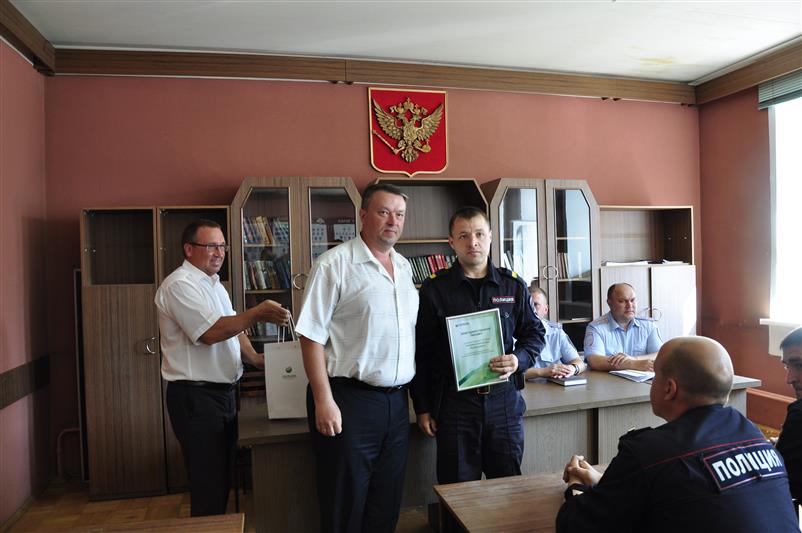 В Ижевске руководители управления безопасности Удмуртского отделения «Сбербанка России» поблагодарили сотрудников Росгвардии, задержавших грабителя