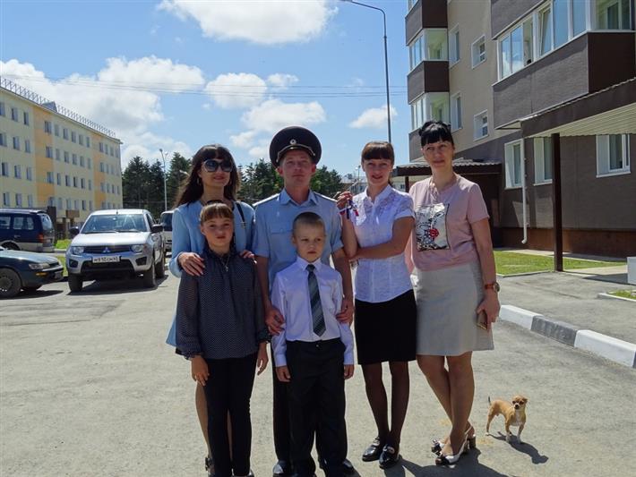 В Сахалинской области семьи сотрудников Росгвардии получили ключи от новых квартир