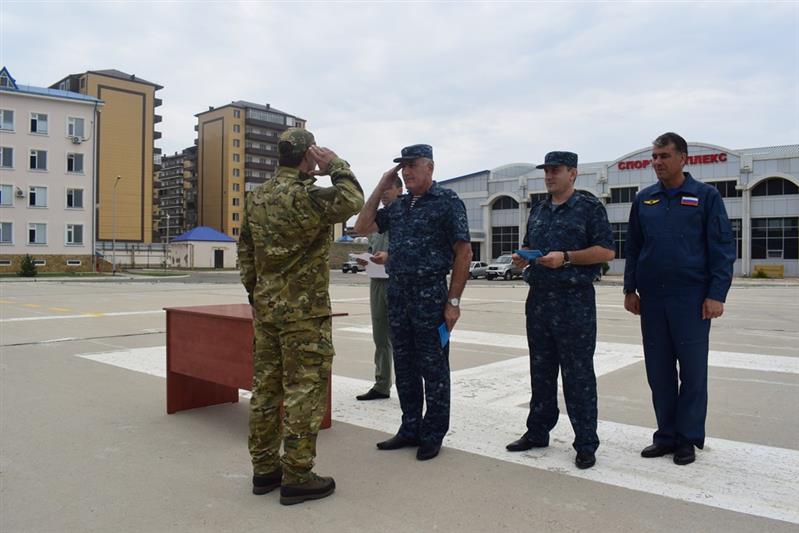 В Каспийске состоялось награждение сотрудников Росгвардии в преддверии Дня Воздушного флота России