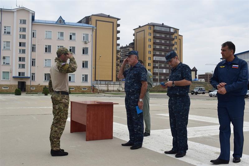 В Каспийске состоялось награждение сотрудников Росгвардии в преддверии Дня Воздушного флота России
