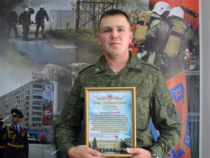 В Томской области наградили военнослужащего Росгвардии, спасшего выпавшую из окна девочку