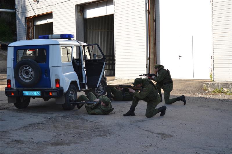 Бойцы мурманского ОМОНа провели День открытых дверей для юнармейцев