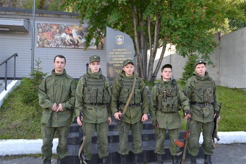 Бойцы мурманского ОМОНа провели День открытых дверей для юнармейцев