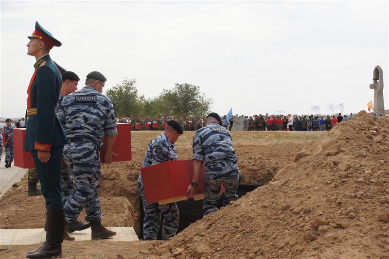 Бойцы волгоградского ОМОНа Росгвардии приняли участие в перезахоронении останков солдат, погибших в годы Великой Отечественной войны