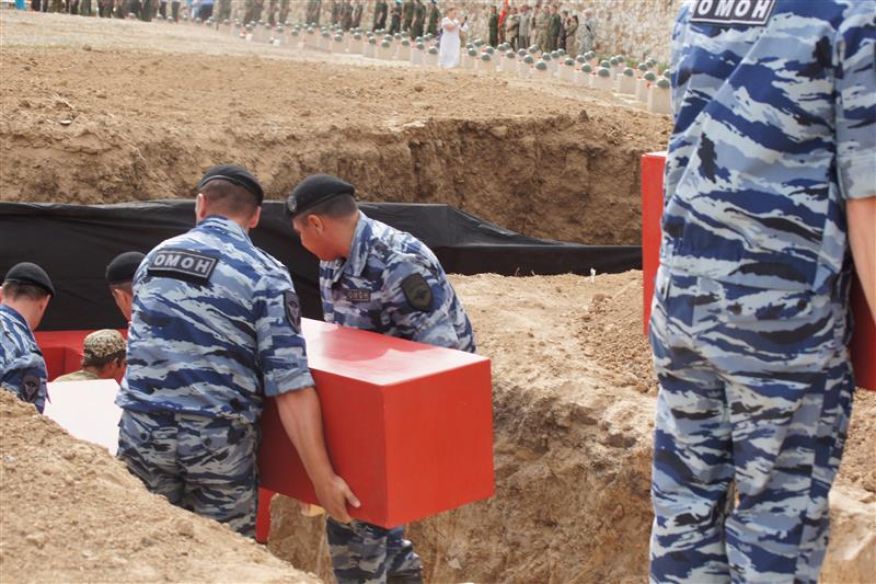 Бойцы волгоградского ОМОНа Росгвардии приняли участие в перезахоронении останков солдат, погибших в годы Великой Отечественной войны