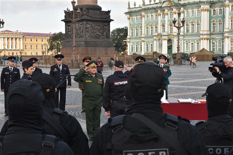 В Санкт-Петербурге прошел первый гарнизонный развод нарядов Росгвардии, заступающих на боевую службу по охране общественного порядка