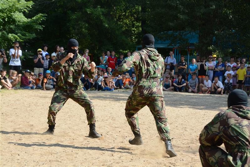Бойцы оренбургского ОМОНа провели патриотическую акцию в детском оздоровительном лагере